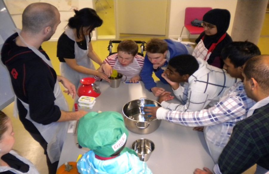 Elevene er samlet og lager dagens måltid Elevene er samlet og lager dagens måltid